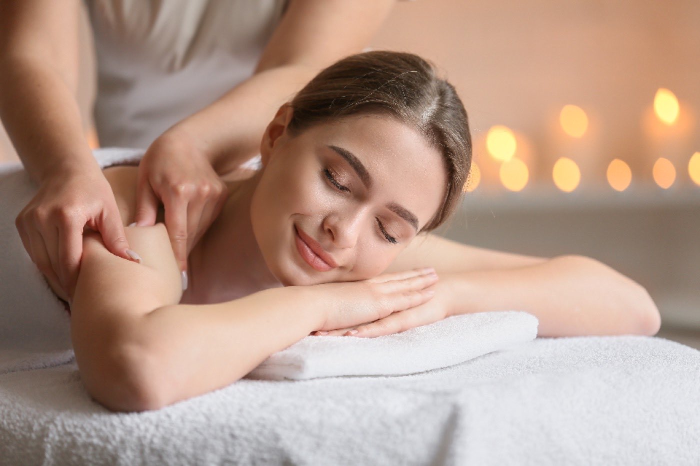Kobieta podczas masażu jako przykład promocji na ekranie w salonie SPA